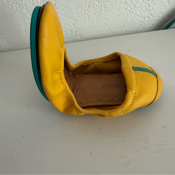Tieks Flats Women’s Size 7 Flats Mustard Yellow Leather Cushioned Foldable - Picture 6 of 7